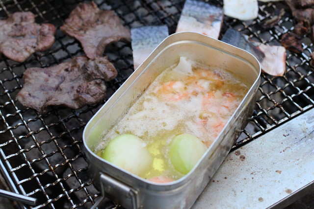 q キャンプに最適 海老のアヒージョはお手軽アウトドア料理 うめきゃん